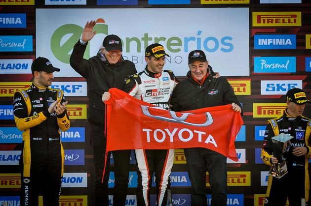FOTO: Rossi saltó de alegría en el podio, Ardusso y Pernía observan. Gent. H.Capa/TGR
