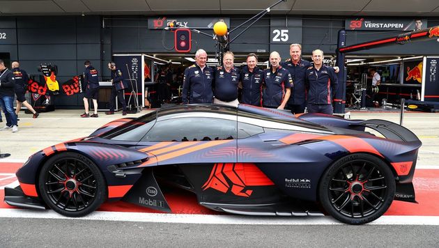 Markko, Newey, Horner, directivos de Aston Martin presentan el Valkyrie en el paddock