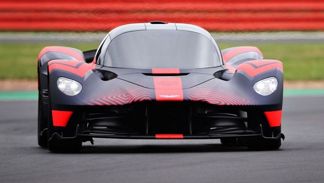 El Aston Martin Valkyrie girando en Silverstone para que el público inglés lo admire
