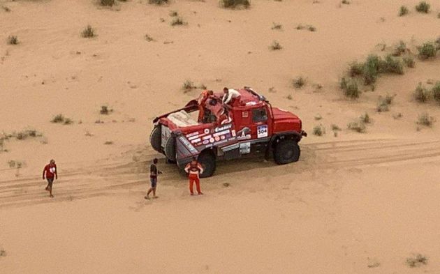 FOTO: Toda la experiencia de Al Attiyah para atravesar las dunas gigantes sin problemas