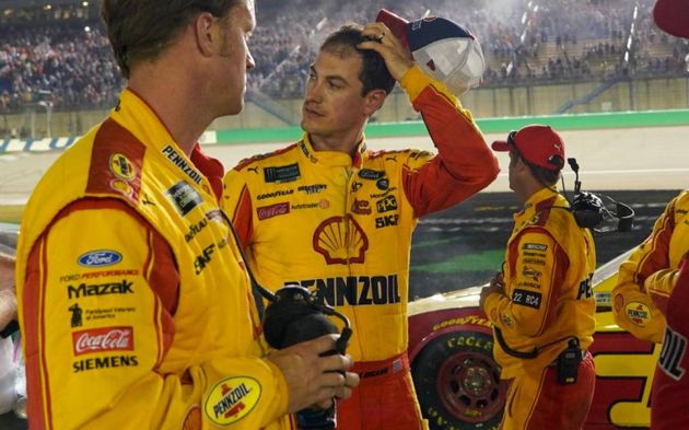 A 6 vueltas del final, Joey Logano era el líder, pero llegó la amarilla y fue 7°