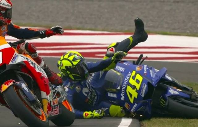 El momento exacto del encontronazo entre los dos pilotos.