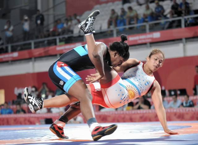 Linda Machuca se quedó con la medalla de plata en lucha