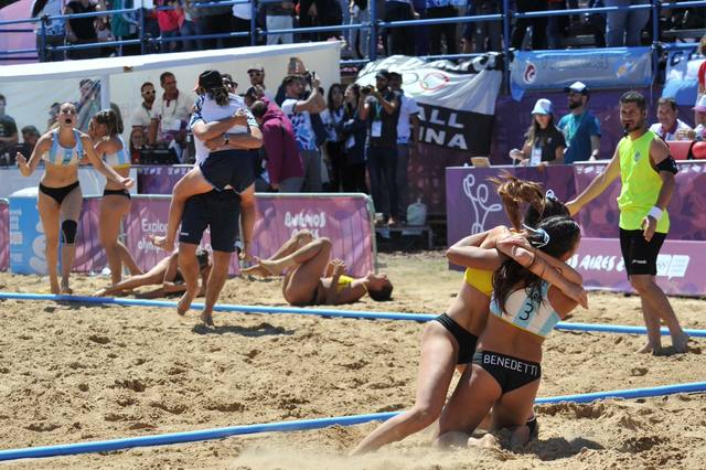 FOTO: Las Kamikazes ganaron la medalla de oro en beach handball