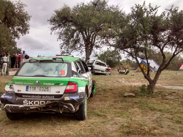 Así quedaron los autos del piloto finlandés y de una mujer.