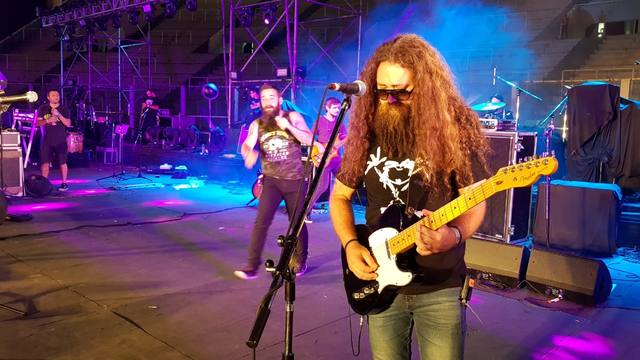 La creatividad de Las Pastillas, el plus rockero de la noche