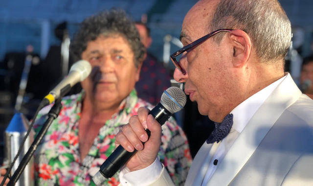 Los Palmeras abrieron la velada con sus éxitos cumbieros