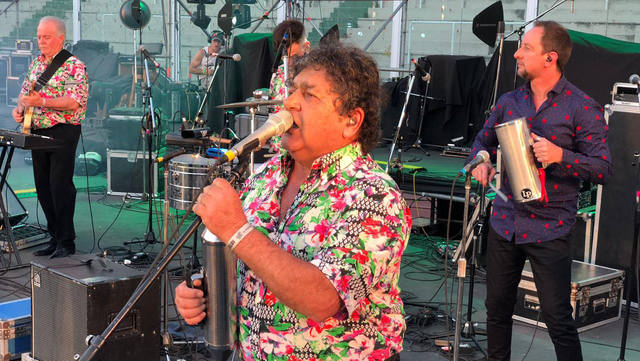 Los Palmeras abrieron la velada con sus éxitos cumbieros