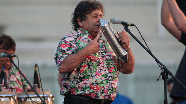 Los Palmeras abrieron la velada con sus éxitos cumbieros