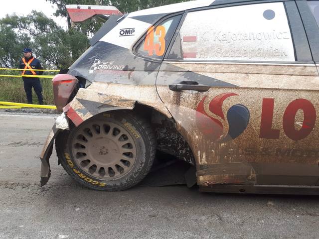 Graves daños en el Volkswagen de Kajetan Kajetanowicz