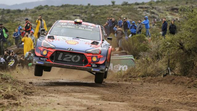 Neuville conquistó el tramo 4, pero Meeke lidera la tabla