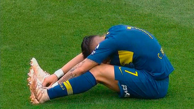 Pavón se lamenta por tener que salir de la cancha.