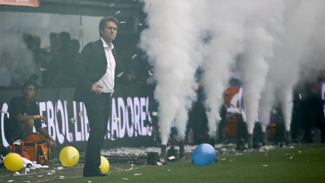 Guillermo mirando la tribuna de la 12
