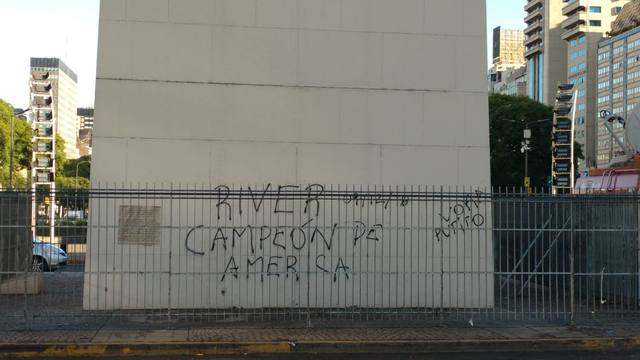 Pintadas y daños: así amaneció el Obelisco tras el festejo