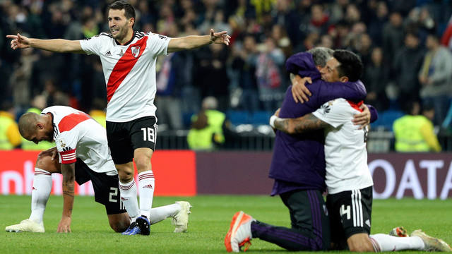 FOTO: D'Onofrio abraza a Quintero, el autor del segundo gol