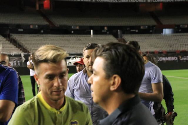 FOTO: Gallardo se acercó a saludar a los jugadores de Boca