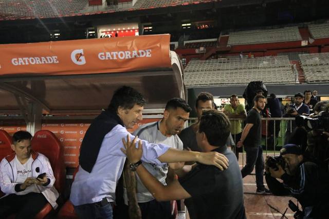 FOTO: Gallardo se acercó a saludar a los jugadores de Boca