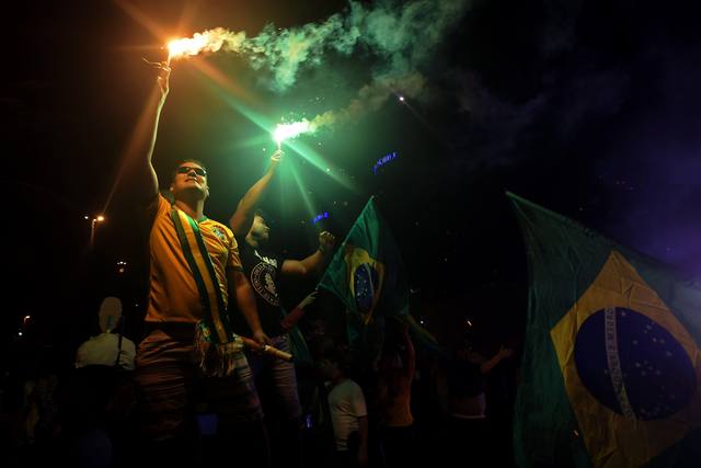 FOTO: Júbilo en Barra de Tijuca por la victoria de Bolsonaro