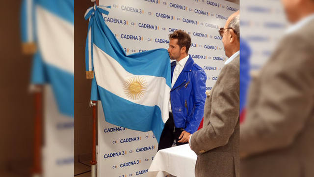 David Bisbal juró a la bandera Argentina ante Mario Pereyra