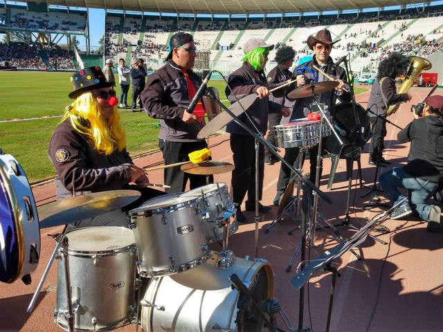 La banda de la Policía de Córdoba hizo bailar al estadio