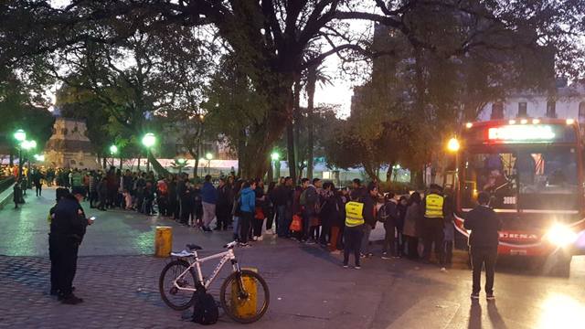 Cientos de personas en la plaza San Martín