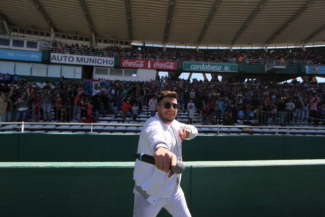 Damián Córdoba llevó cuarteto a la fiesta de los niños