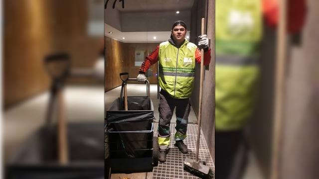 Brian Velázquez, con sus implementos de trabajo.