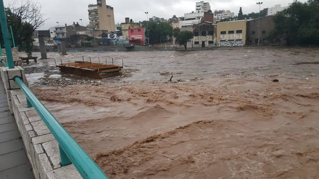 Zonas anegadas y cortes de luz en Córdoba tras la lluvia
