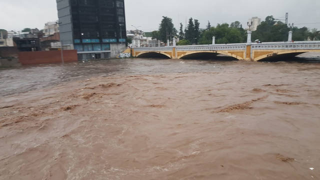 Zonas anegadas y cortes de luz en Córdoba tras la lluvia