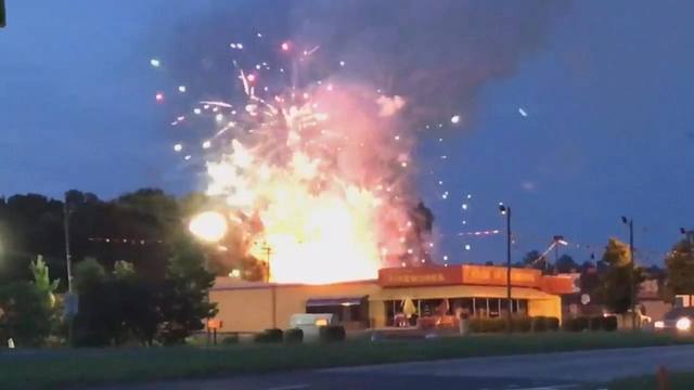FOTO: Fuegos artificiales causaron incendio en una tienda de EEUU