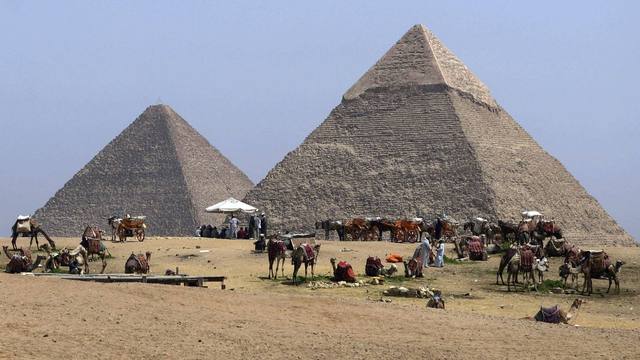 FOTO: Escaló hasta la cima de la pirámide de Keops y lo detuvieron