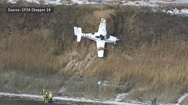 FOTO: Video: avioneta casi se estrella contra un auto en Canadá