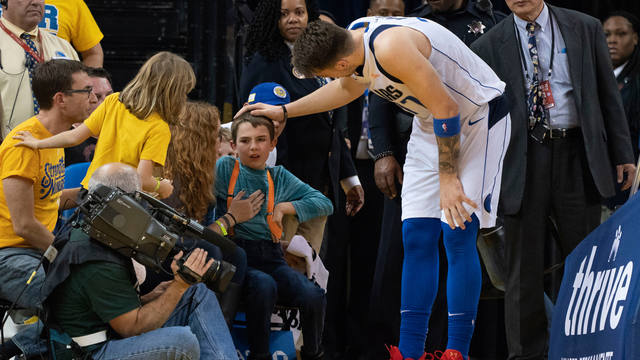 FOTO: El emotivo gesto de una estrella de la NBA con un niño