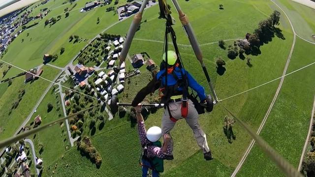 Olvidaron atarle el arnés y voló colgado en ala delta