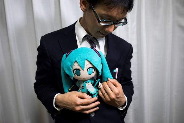 FOTO: Un japonés se casó con un holograma de dibujo animé