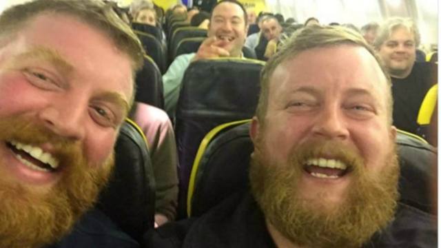 FOTO: Dos desconocidos idénticos coincidieron en el mismo vuelo