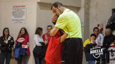 Árbitro abrazó a un niño que lloraba porque su equipo perdía
