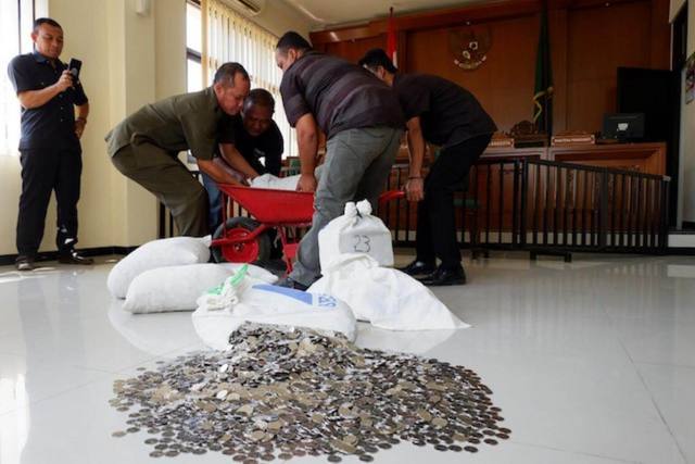 Debía pagarle US$10 mil a su ex y se los entregó en monedas