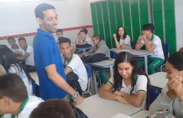 FOTO: Docente brasileño sorprendido por sus estudiantes.