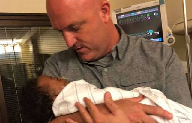 FOTO: Un policía le salvó la vida a un bebé en Florida