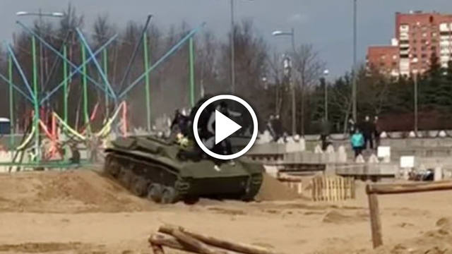 Un tanque de guerra arrolló a tres personas en un desfile