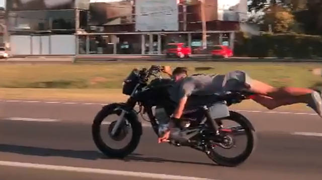 FOTO: Video: circulaba en moto, acostado y a 130 km/h