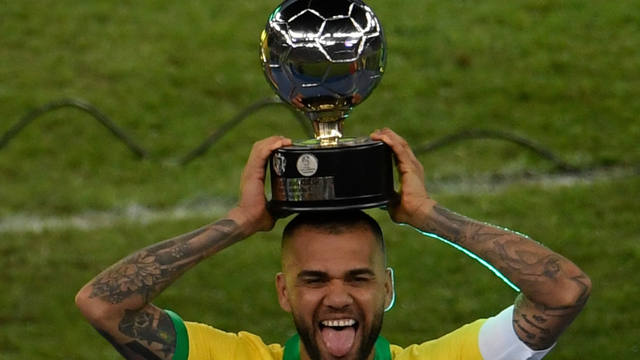 Dani Alves levanta la copa en el estadio Maracaná.