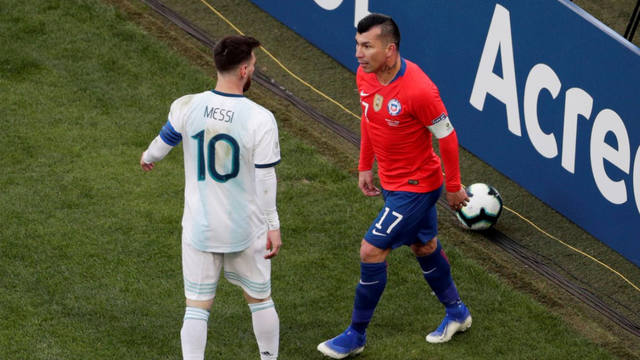 FOTO: La polémica expulsión de Messi y Gary Medel