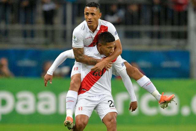 FOTO: Edison Flores (abajo) celebra el primer gol de Perú.