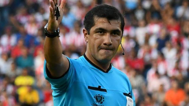 Zambrano, el árbitro que es chef y dirigirá Argentina-Brasil