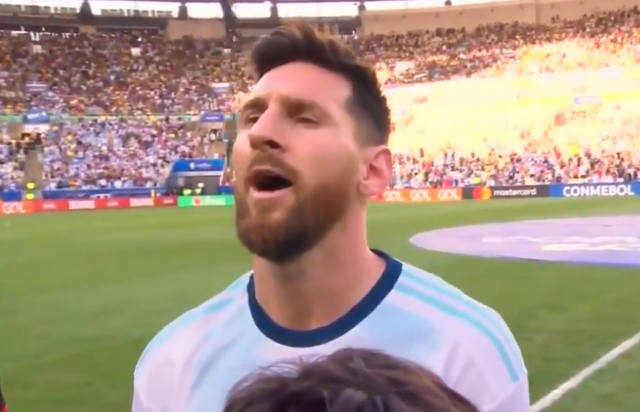 FOTO: Messi sorprendió a todos y cantó el himno a viva voz