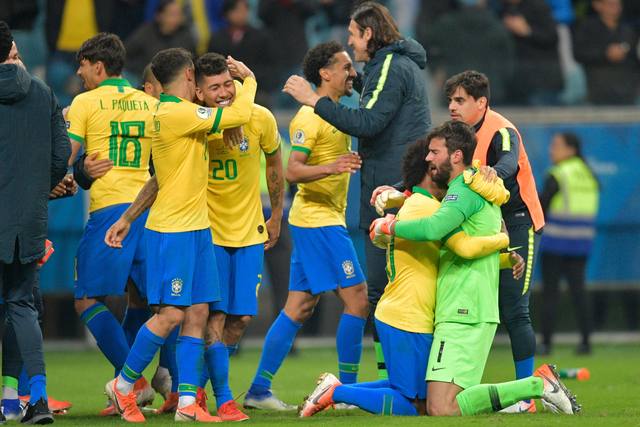 FOTO: El desahogo de los jugadores brasileños tras la victoria.