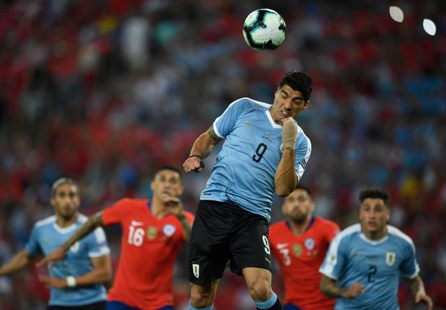 FOTO: Uruguay superó a Chile y clasificó como líder de su grupo
