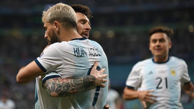 Messi y Agüero se abrazan, aliviados, tras la victoria.